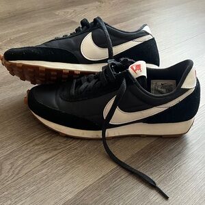 NIKE | Classic Retro Sneaks